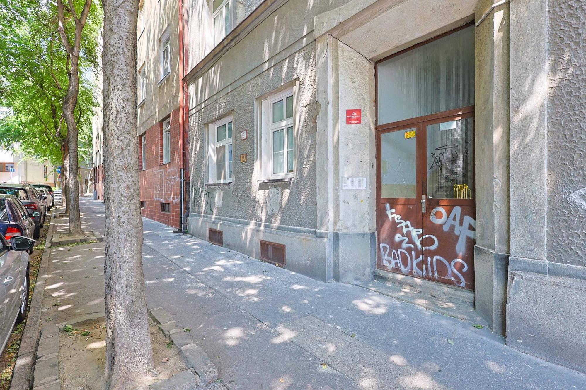 Cozy & Spacious Family Stay Near Train Station Bratislava Eksteriør billede