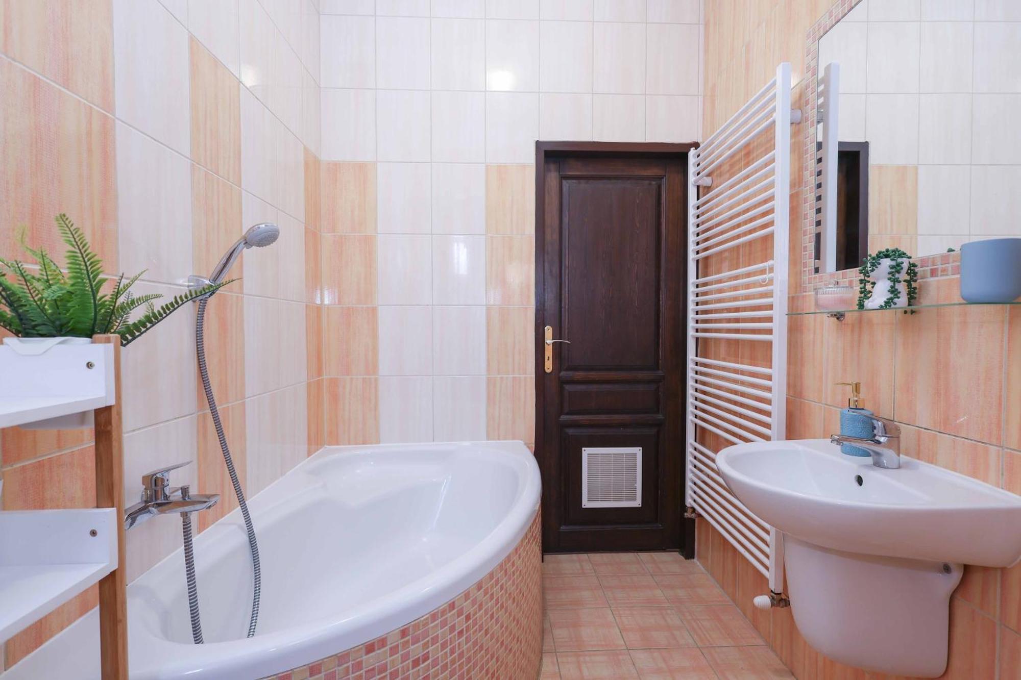 Cozy & Spacious Family Stay Near Train Station Bratislava Eksteriør billede